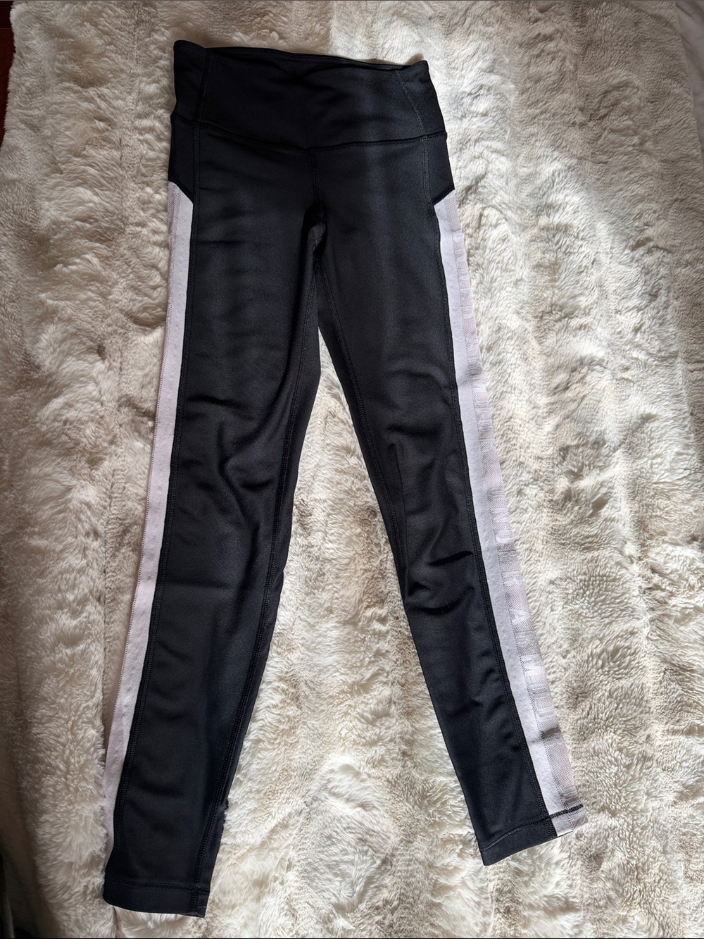 Women’s underarmour MESH side Black Leggings with White Side Stripe discontinued